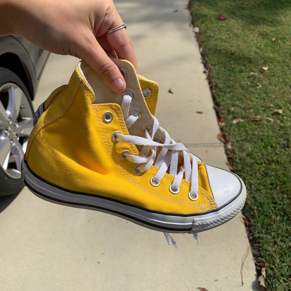 Women’s yellow high top converse